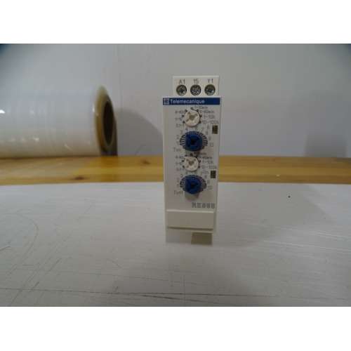 RE88865155 Relè ritardato Schneider  intervallo 1 s 100h Telemecanique