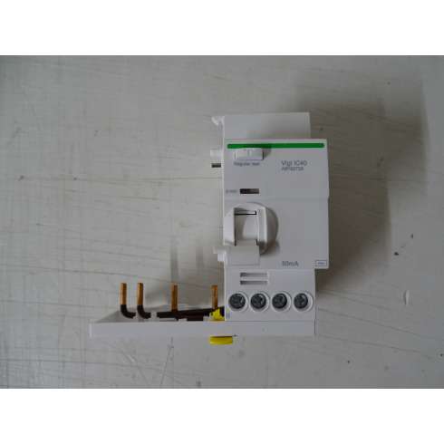 A9Y82725 Blocco differenziale singole partenze 3P+N 25A 30mA Tipo AC