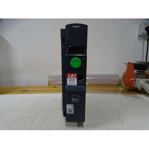 Schneider ATV320U30N4B Variatore Di Velocità 3kW - 380...500V 3 Fase Book