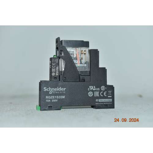Schneider RXG13PV Relè RXG con Led +base RGZE1S35M +Varistore RZM021FP 5Amp 250 VAC