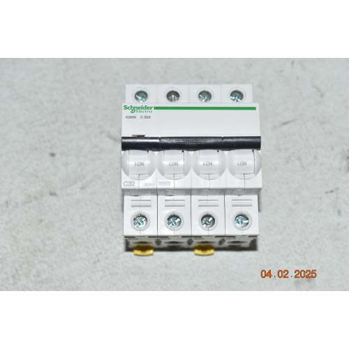 A9F79432 Schneider Interruttore Magnetotermico iC60N 4 Poli 32 Amp 6000 A Curva C
