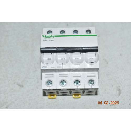 A9F89432 Interruttore Magnetotermico iC60H 4 Poli 32 Amp 10000A Curva C