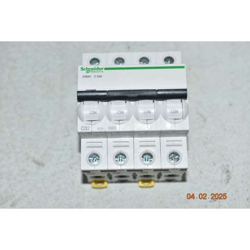 A9F89432 Interruttore Magnetotermico iC60H 4 Poli 32 Amp 10000A Curva C