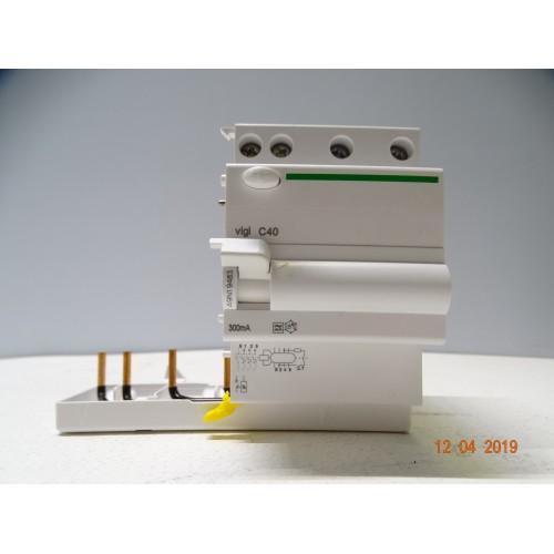 A9N19483 Blocco Differenziale Uscita Monte 3P+N-C25-300mA-A  (ARM7/1)